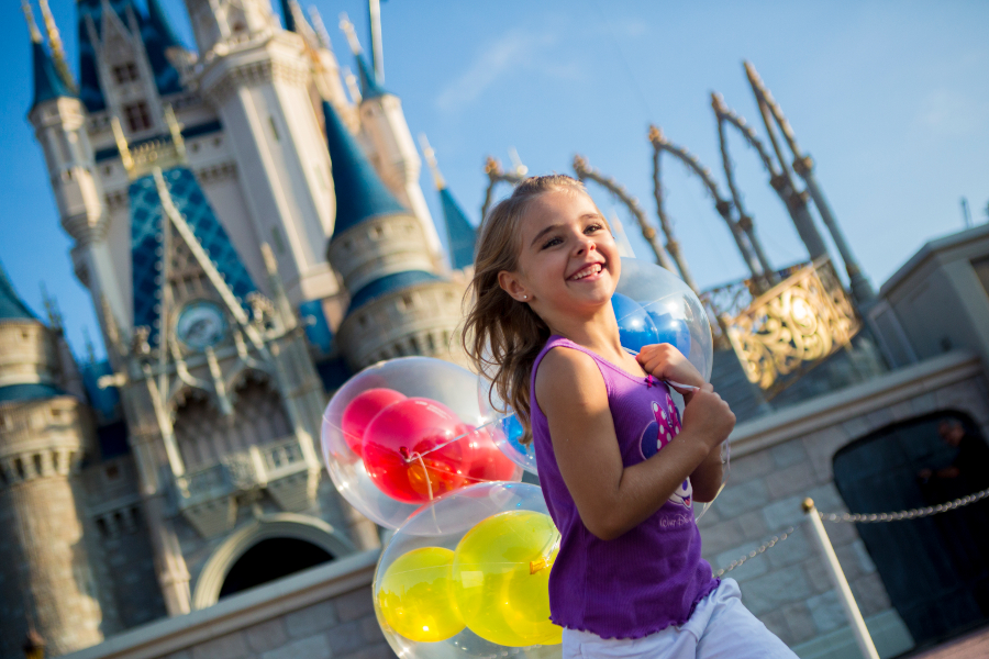 child-in-front-of-cinderellas-castle-magic-kingdom